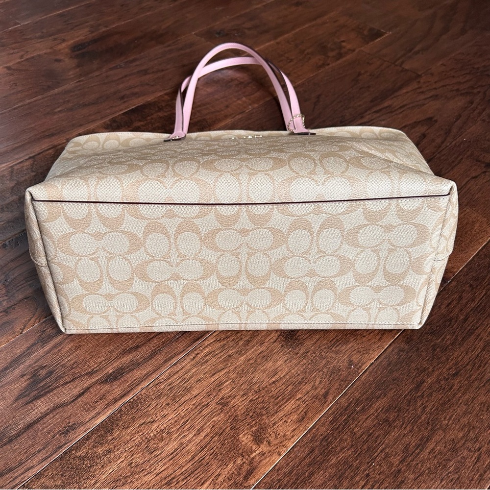 Coach 76636 signature town tote in light khaki and blossom pink - Picture 9 of 16